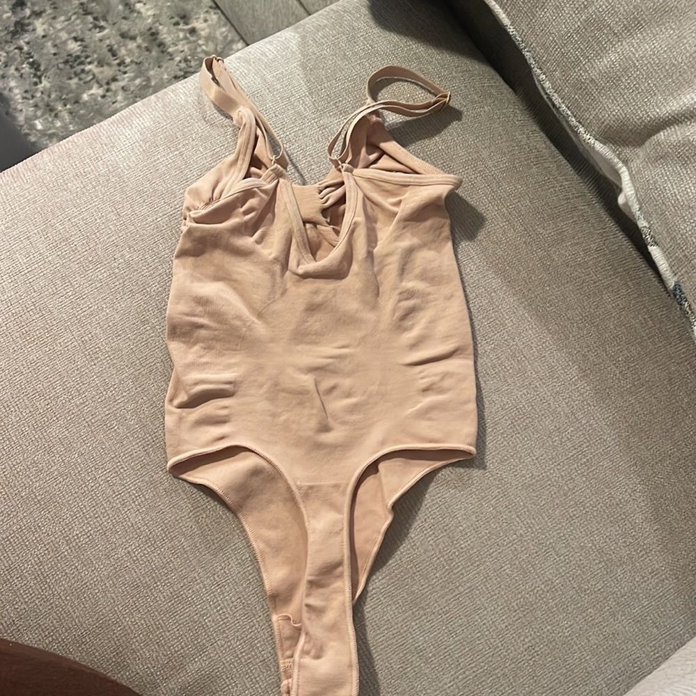 SKIMS SEAMLESS SCULPT THONG BODYSUIT - S/M - Picture 6 of 7
